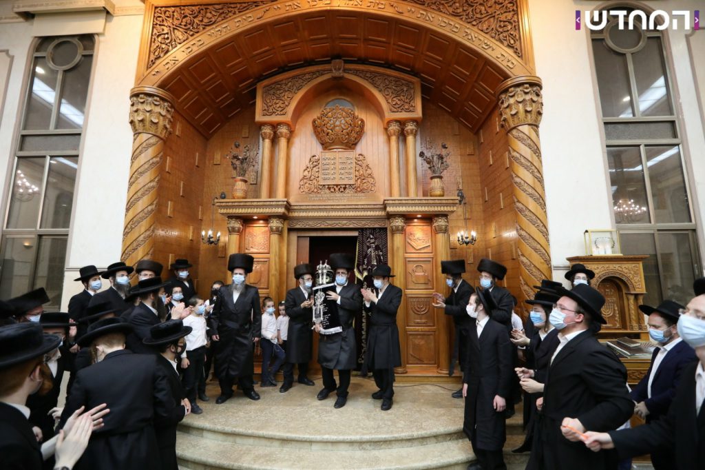 מעמד הכנסת ספר תורה במודיעין עילית בצל הקורונה מעמד הכנסת ספר תורה במודיעין עילית בצל הקורונה