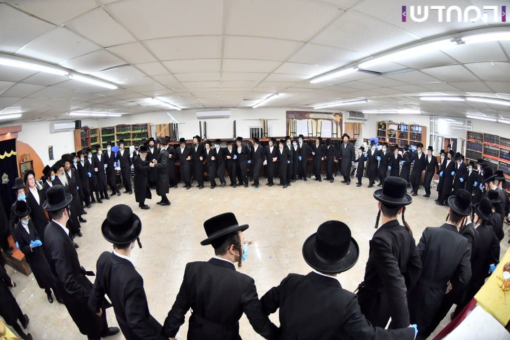 תיעוד: השבע ברכות בישיבת מכנובקא בעלזא לבת המנכ"ל