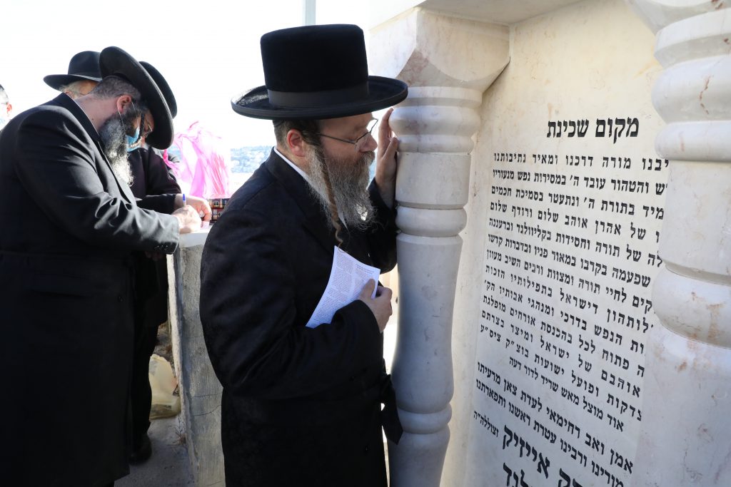 תיעוד: מעמד הקמת מצבה של כ"ק האדמו"ר מקליוולנד זצ"ל