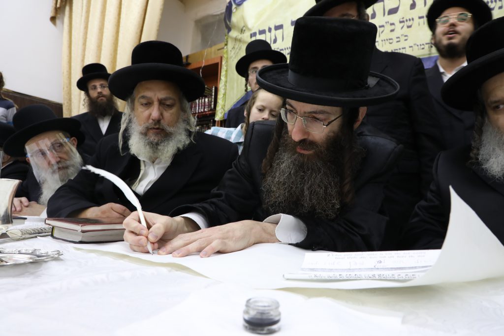 תיעוד: מעמד הקמת מצבה של כ"ק האדמו"ר מקליוולנד זצ"ל