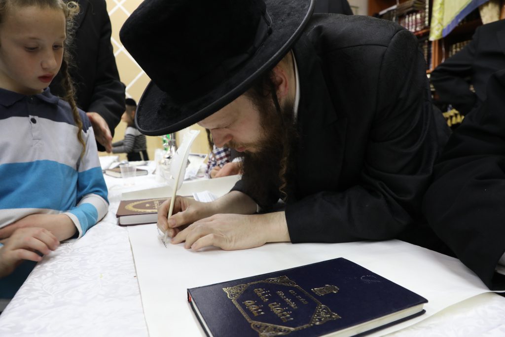 תיעוד: מעמד הקמת מצבה של כ"ק האדמו"ר מקליוולנד זצ"ל