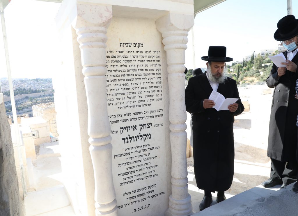 תיעוד: מעמד הקמת מצבה של כ"ק האדמו"ר מקליוולנד זצ"ל