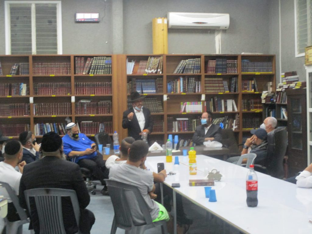 סערה במושב עוצם: מסיונר קיצוני מטיף לנצרות מפיץ את אמונתו • צפו סערה במושב עוצם: מסיונר קיצוני מטיף לנצרות מפיץ את אמונתו • צפו