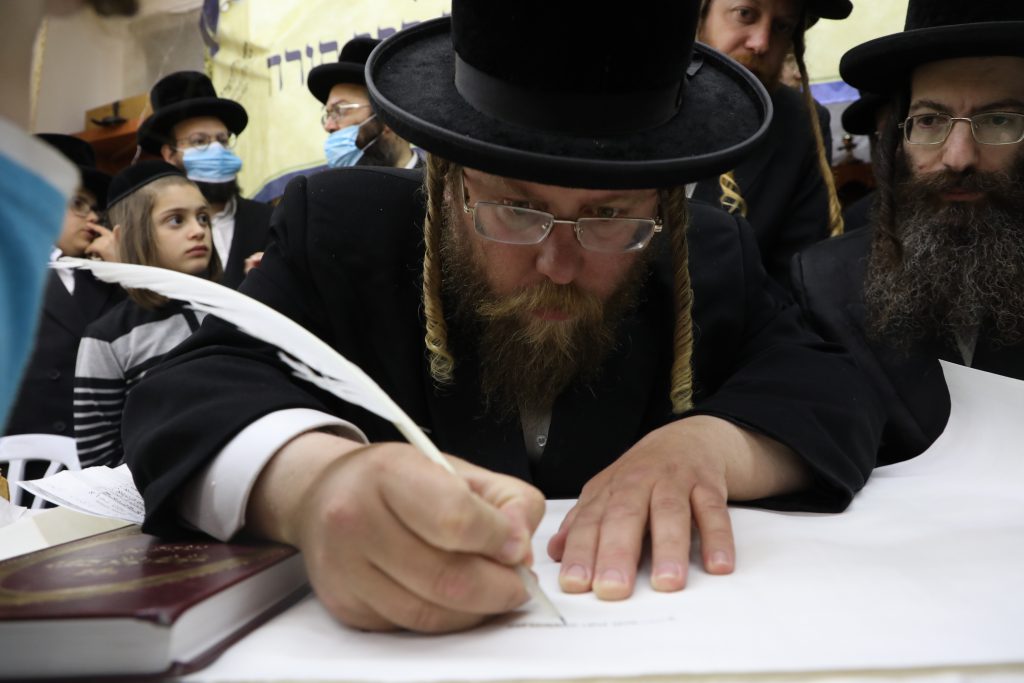 תיעוד: מעמד הקמת מצבה של כ"ק האדמו"ר מקליוולנד זצ"ל