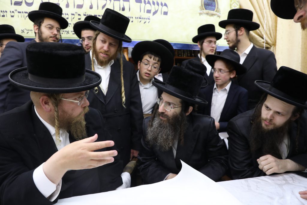 תיעוד: מעמד הקמת מצבה של כ"ק האדמו"ר מקליוולנד זצ"ל