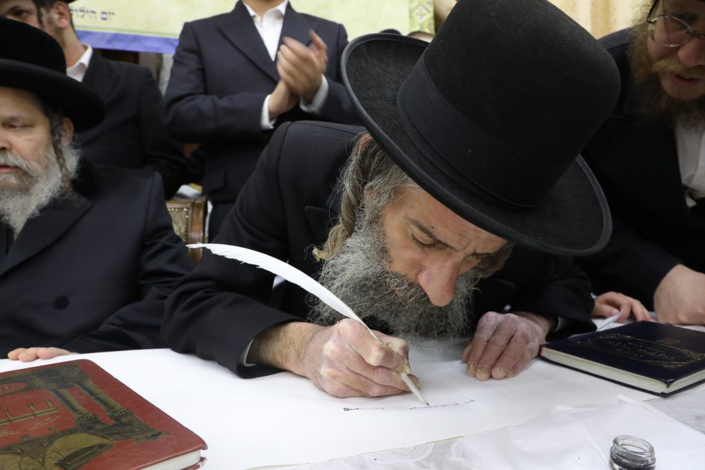 תיעוד: מעמד הקמת מצבה של כ"ק האדמו"ר מקליוולנד זצ"ל