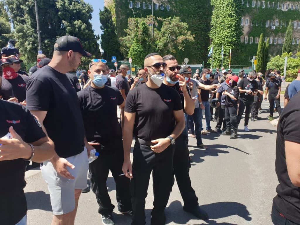 מאות כבאים הפגינו מול הכנסת נגד ראש מערך הכיבוי