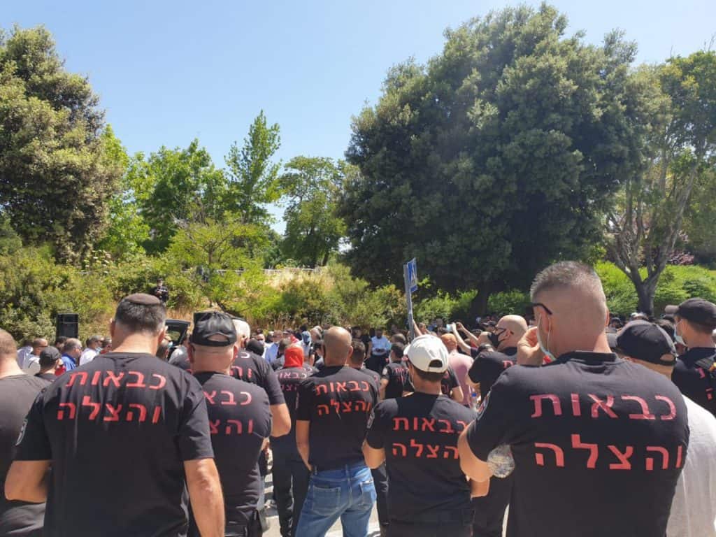 מאות כבאים הפגינו מול הכנסת נגד ראש מערך הכיבוי