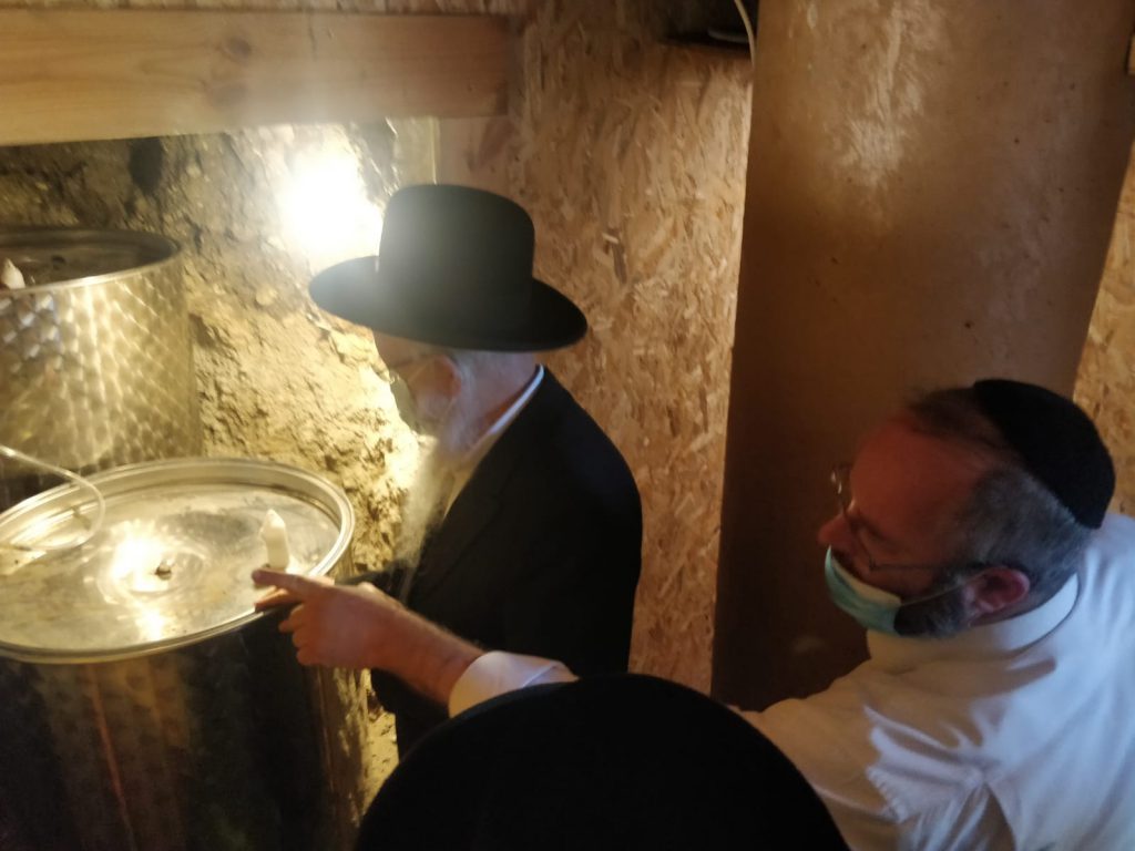 אלפי ליטרים יין נשפכו: הגר"י אפרתי והגרי"ח קליין ביקב שורקה