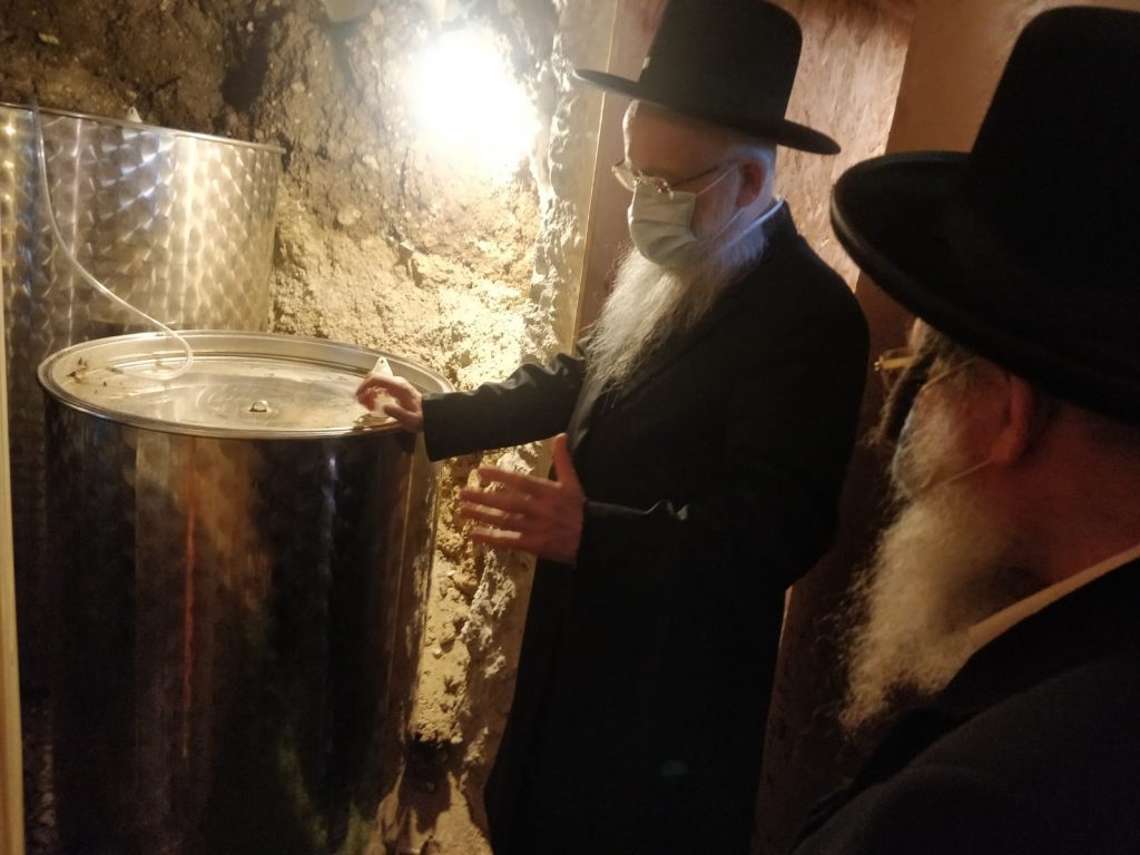 אלפי ליטרים יין נשפכו: הגר"י אפרתי והגרי"ח קליין ביקב שורקה