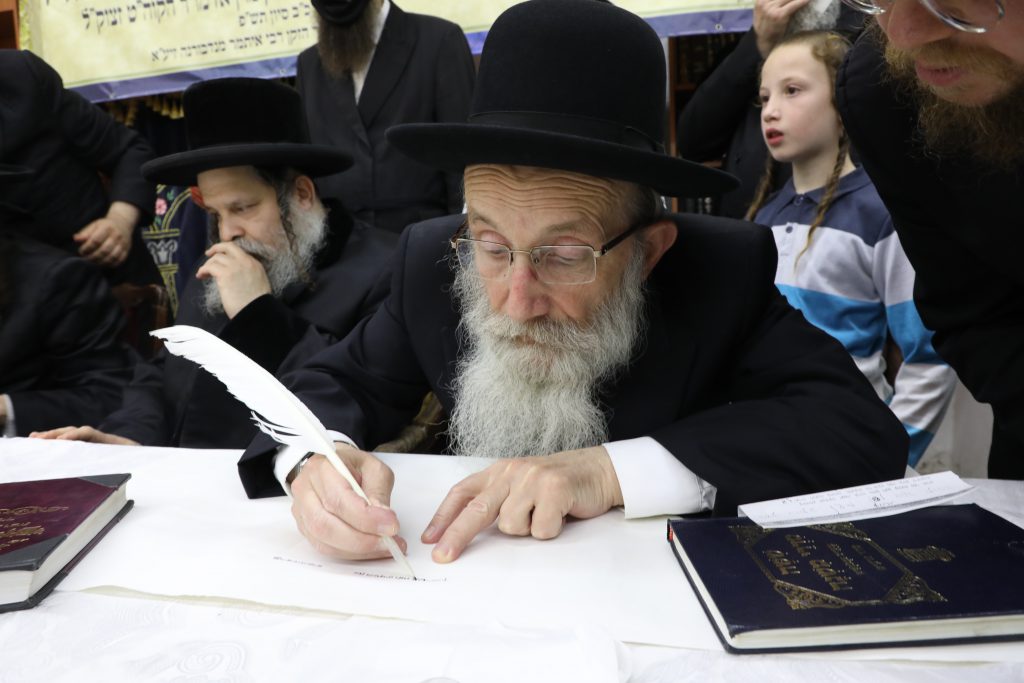 תיעוד: מעמד הקמת מצבה של כ"ק האדמו"ר מקליוולנד זצ"ל