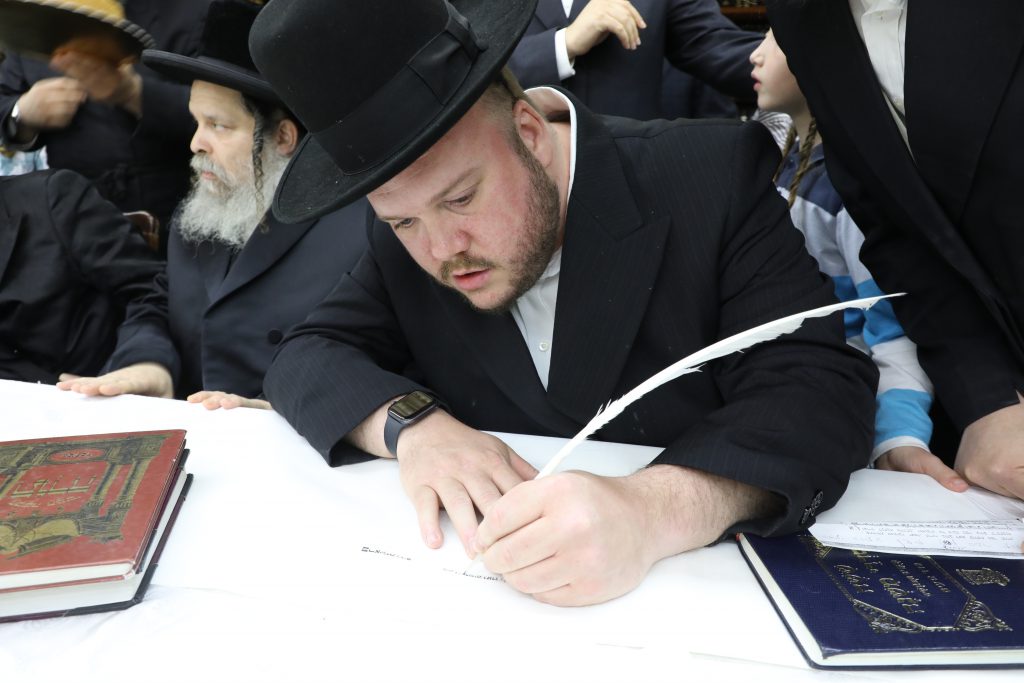 תיעוד: מעמד הקמת מצבה של כ"ק האדמו"ר מקליוולנד זצ"ל