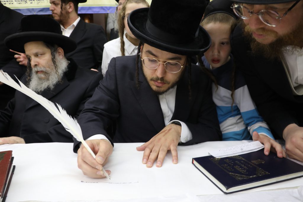 תיעוד: מעמד הקמת מצבה של כ"ק האדמו"ר מקליוולנד זצ"ל