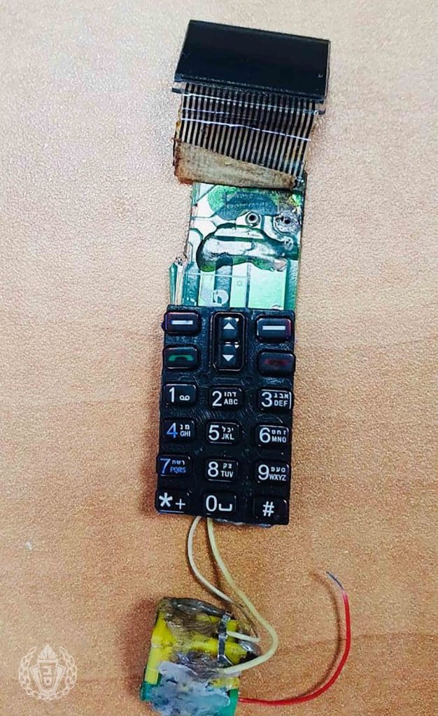 עשרות פלאפונים נתפסו בניסיון להבריחם לאסירים ביטחוניים • צפו בתיעוד