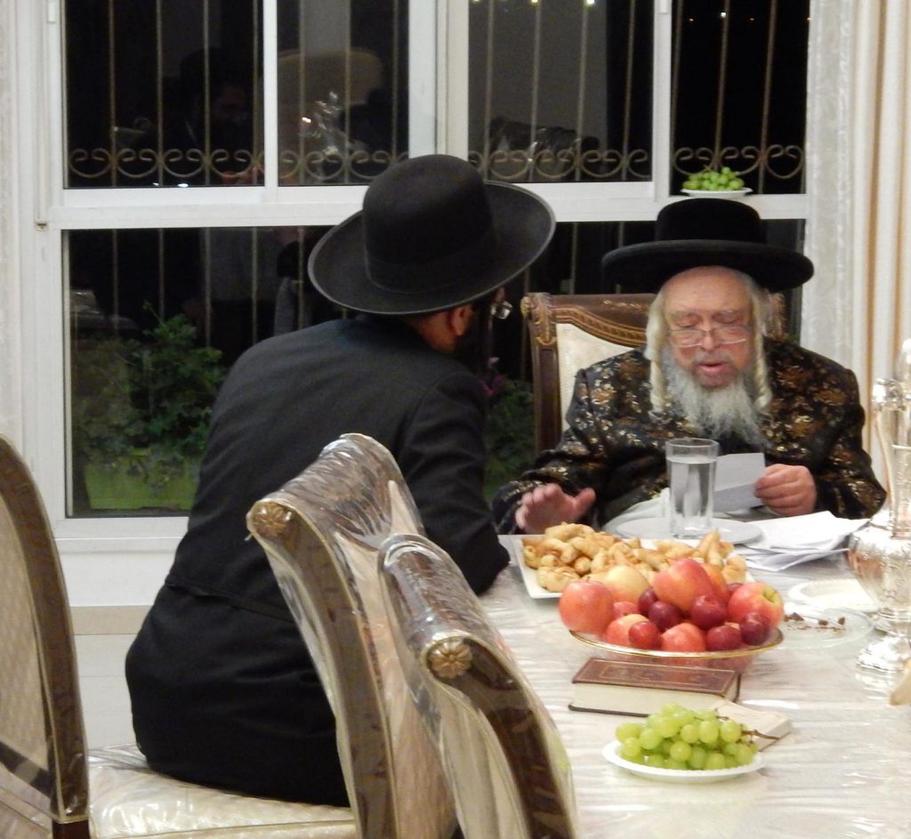 תיעוד: האדמו"ר מקרעטשניף סיגעט בקבלת קהל במודיעין עילית