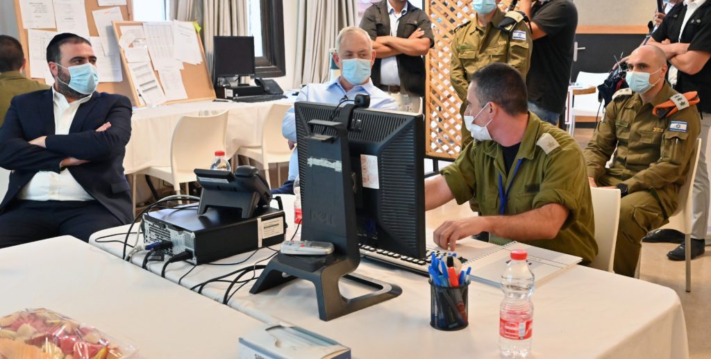 בני גנץ מבטיח: נעמיד 13 מלוניות קורונה המותאמות לצרכי הציבור החרדי - צפו: בני גנץ מבטיח: נעמיד 13 מלוניות קורונה המותאמות לצרכי הציבור החרדי - צפו: