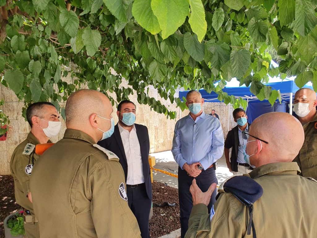 בני גנץ מבטיח: נעמיד 13 מלוניות קורונה המותאמות לצרכי הציבור החרדי - צפו: בני גנץ מבטיח: נעמיד 13 מלוניות קורונה המותאמות לצרכי הציבור החרדי - צפו: