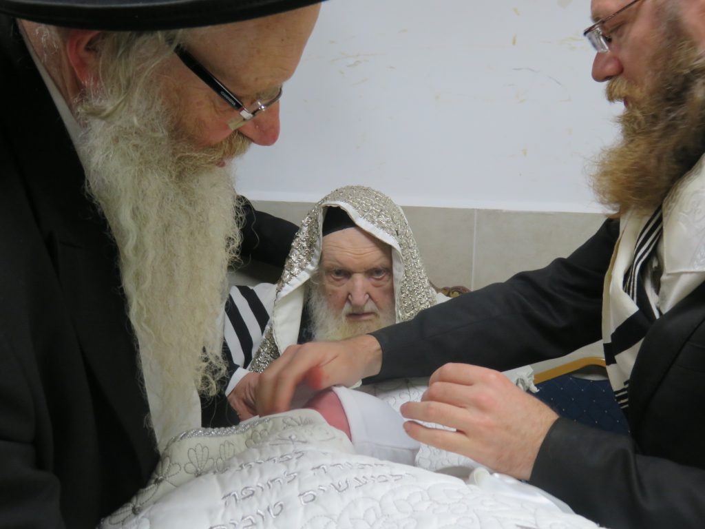 תיעוד: הגר''מ שטרנבוך בסנדקאות בשמחת הברית לנכד המחנך הרב מרדכי בלוי