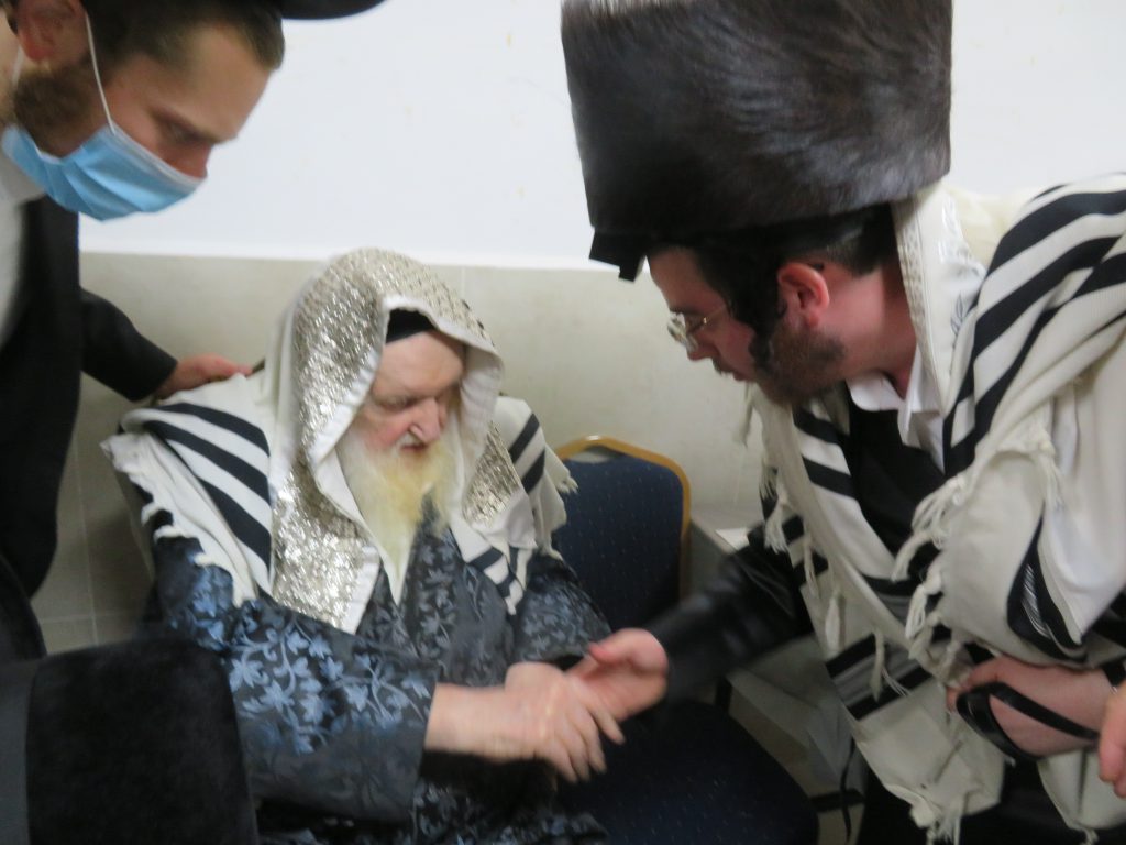 תיעוד: הגר''מ שטרנבוך בסנדקאות בשמחת הברית לנכד המחנך הרב מרדכי בלוי