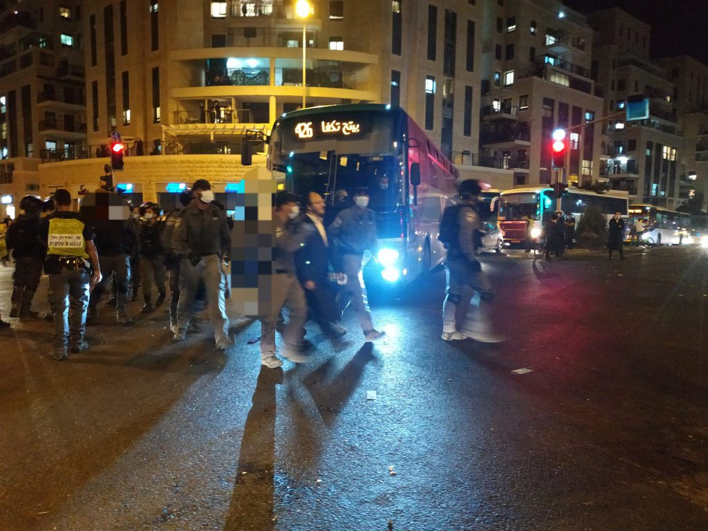 צפו: לתושבי קרית בעלזא נמאס מהסגר והחלו לפרוץ מחסומים