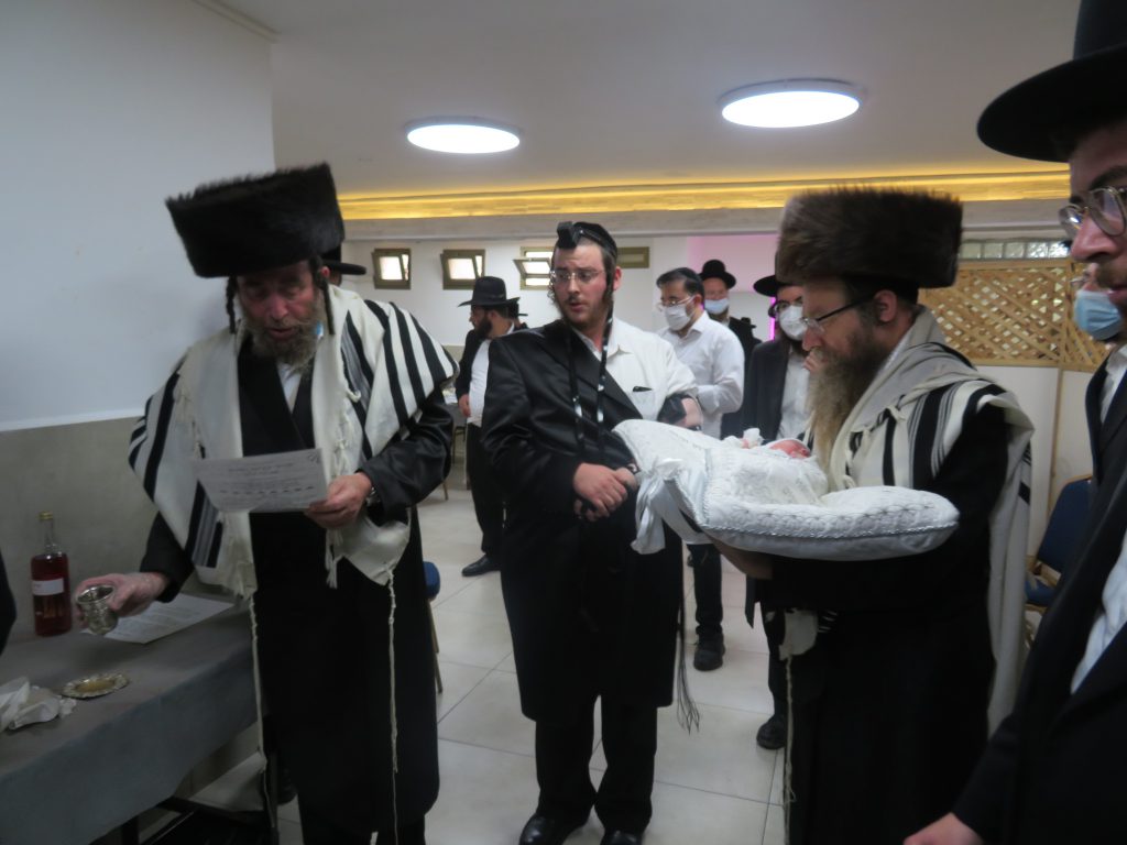 תיעוד: הגר''מ שטרנבוך בסנדקאות בשמחת הברית לנכד המחנך הרב מרדכי בלוי