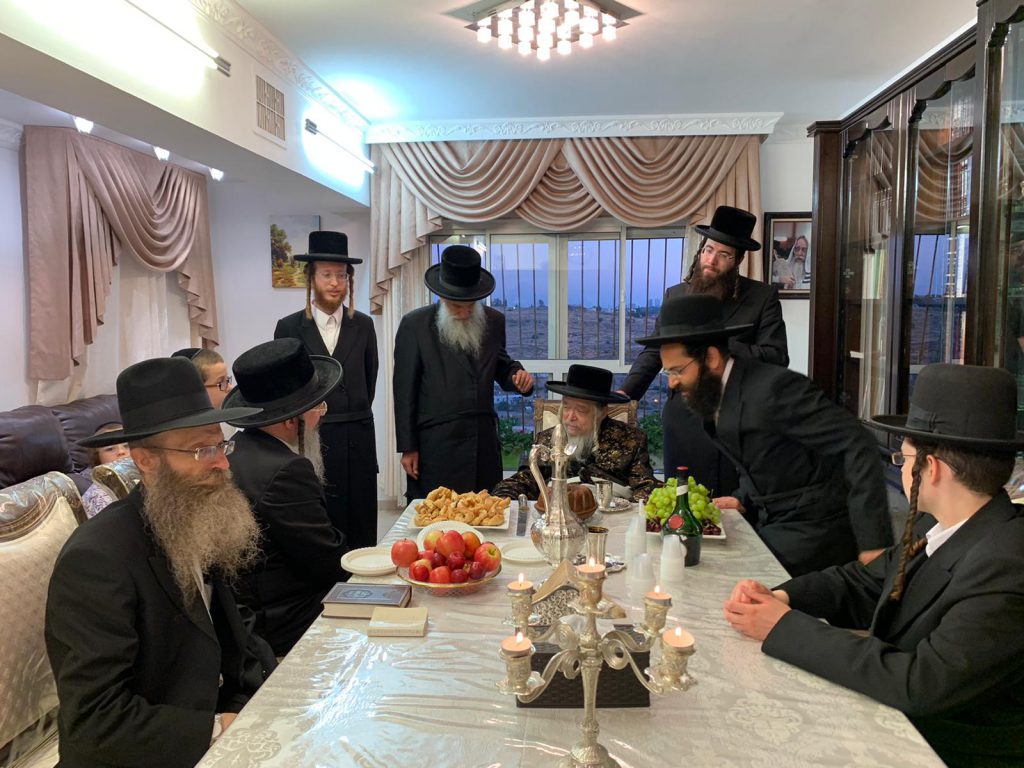 תיעוד: האדמו"ר מקרעטשניף סיגעט בקבלת קהל במודיעין עילית