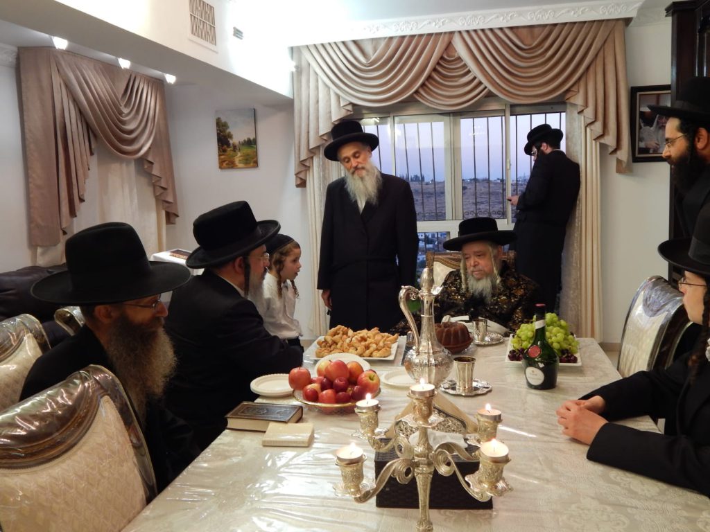 תיעוד: האדמו"ר מקרעטשניף סיגעט בקבלת קהל במודיעין עילית