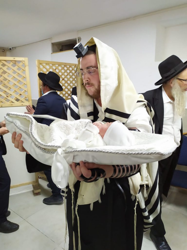 תיעוד: הגר''מ שטרנבוך בסנדקאות בשמחת הברית לנכד המחנך הרב מרדכי בלוי