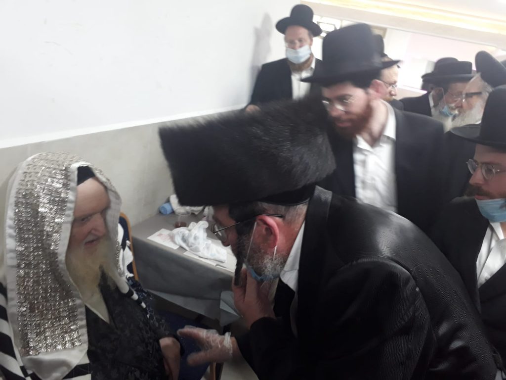 תיעוד: הגר''מ שטרנבוך בסנדקאות בשמחת הברית לנכד המחנך הרב מרדכי בלוי