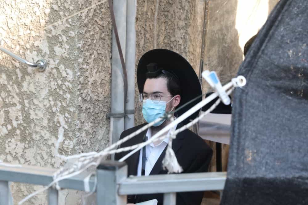 צפו: מניין מתפללים עבור ראש הישיבה שמשקיף מהחלון