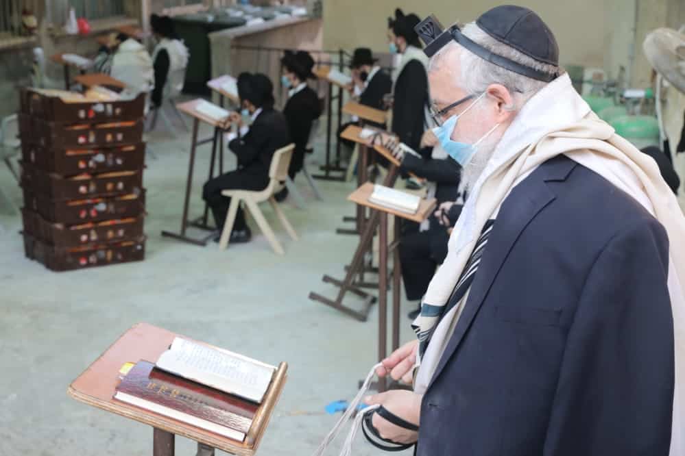 צפו: מניין מתפללים עבור ראש הישיבה שמשקיף מהחלון