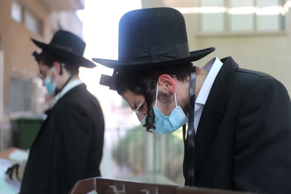 צפו: מניין מתפללים עבור ראש הישיבה שמשקיף מהחלון