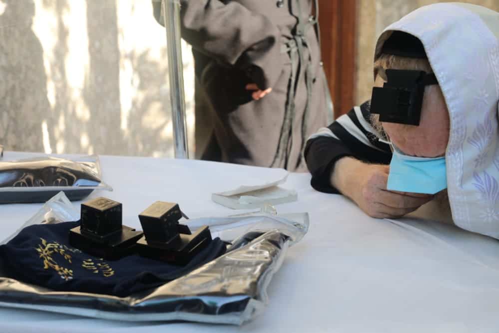 צפו: מניין מתפללים עבור ראש הישיבה שמשקיף מהחלון