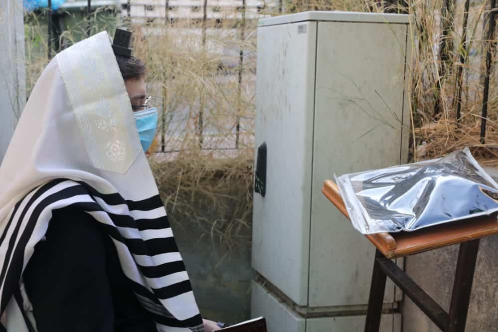 צפו: מניין מתפללים עבור ראש הישיבה שמשקיף מהחלון