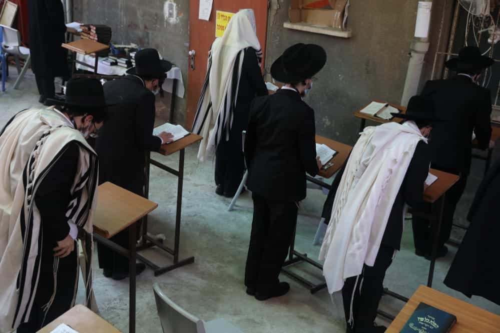 צפו: מניין מתפללים עבור ראש הישיבה שמשקיף מהחלון