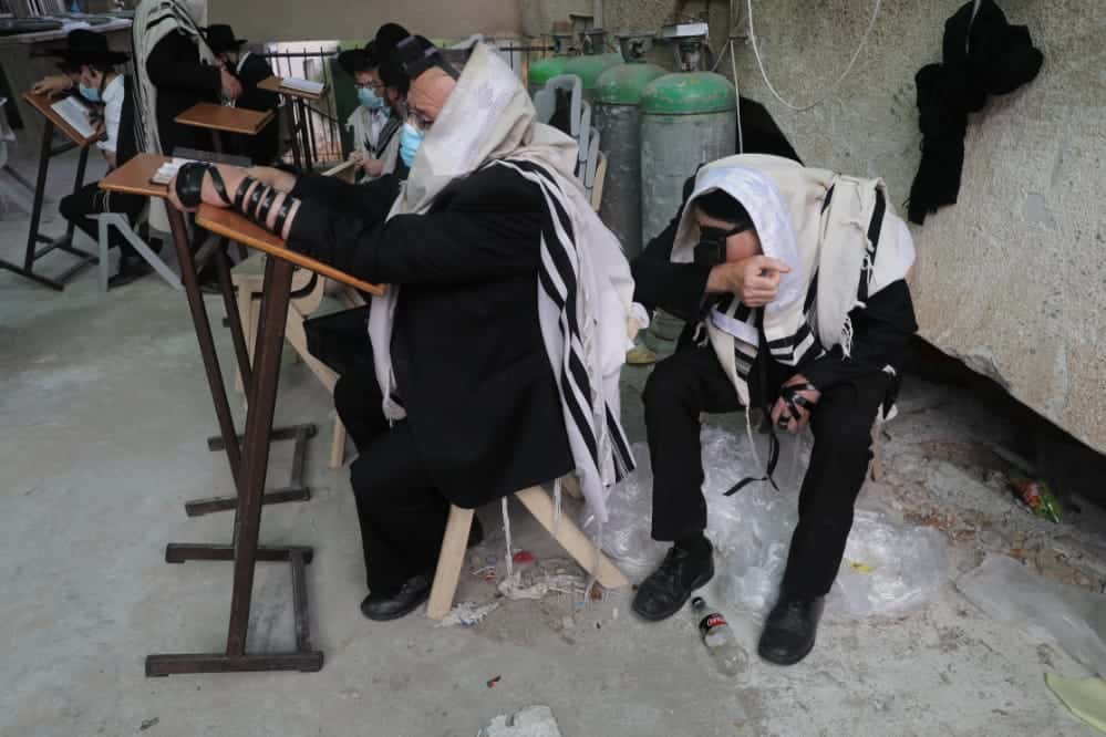 צפו: מניין מתפללים עבור ראש הישיבה שמשקיף מהחלון