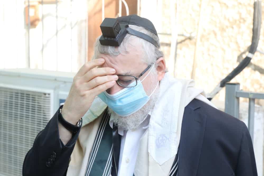 צפו: מניין מתפללים עבור ראש הישיבה שמשקיף מהחלון