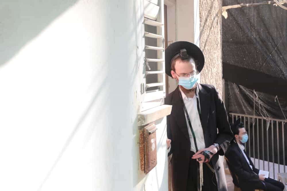 צפו: מניין מתפללים עבור ראש הישיבה שמשקיף מהחלון