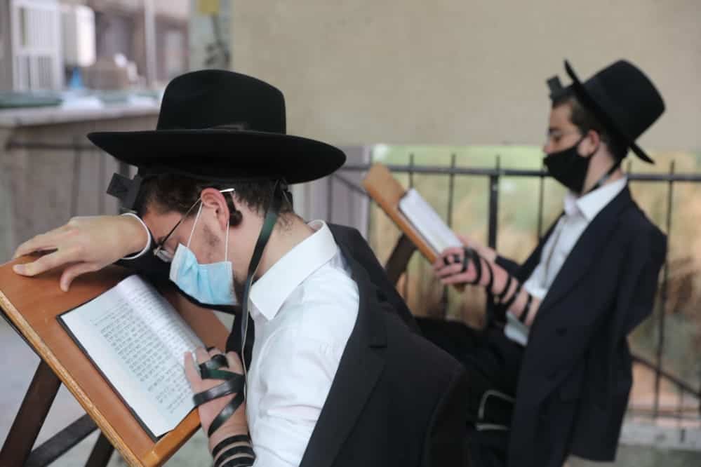 צפו: מניין מתפללים עבור ראש הישיבה שמשקיף מהחלון