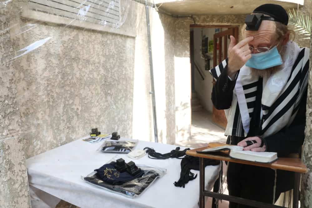 צפו: מניין מתפללים עבור ראש הישיבה שמשקיף מהחלון