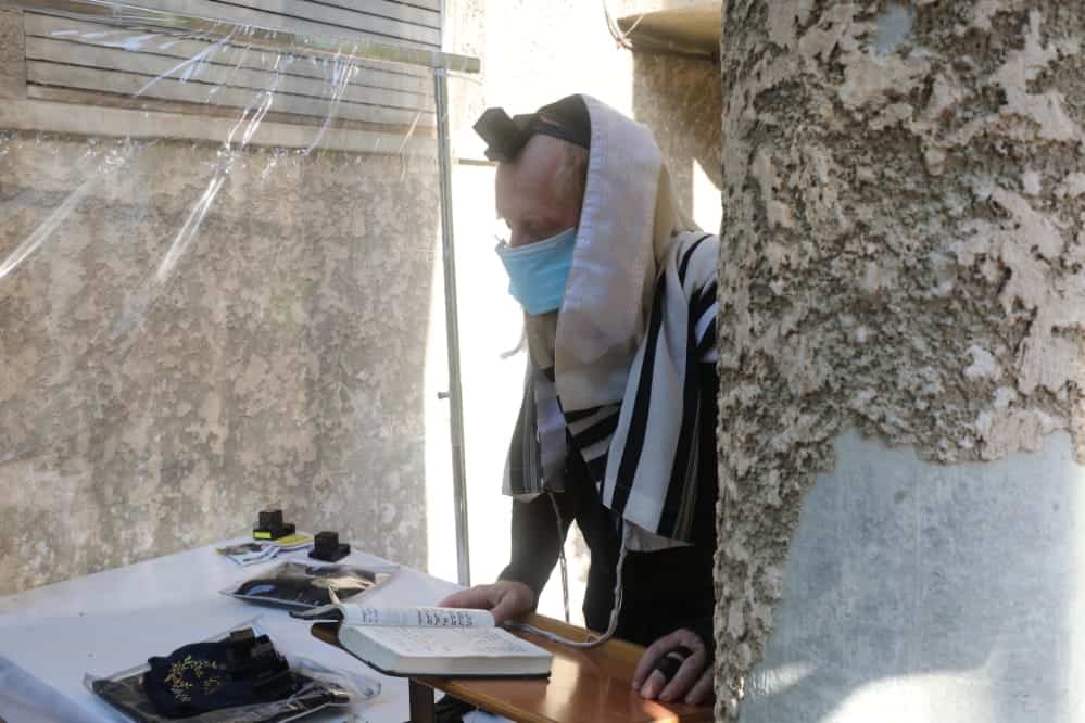 צפו: מניין מתפללים עבור ראש הישיבה שמשקיף מהחלון