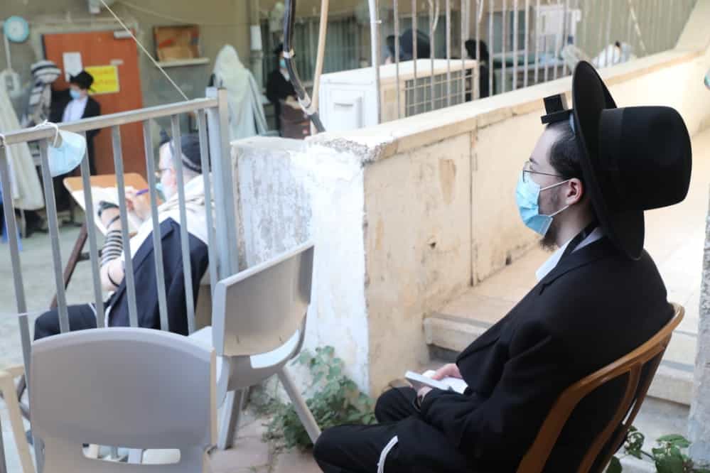 צפו: מניין מתפללים עבור ראש הישיבה שמשקיף מהחלון