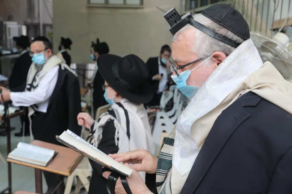 צפו: מניין מתפללים עבור ראש הישיבה שמשקיף מהחלון