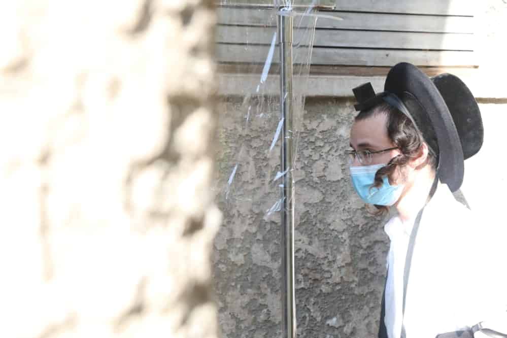 צפו: מניין מתפללים עבור ראש הישיבה שמשקיף מהחלון