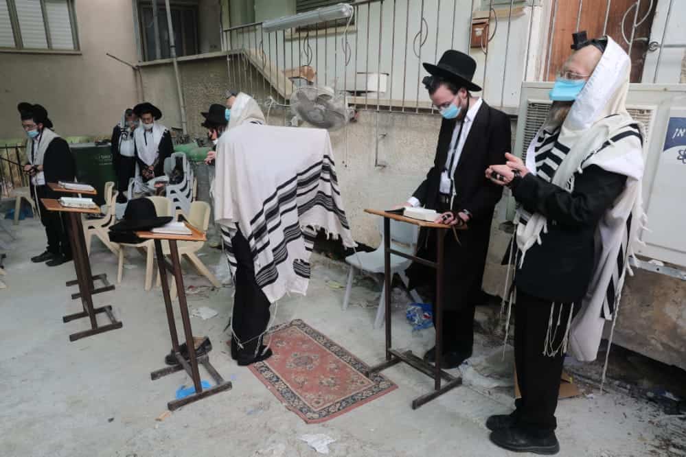 צפו: מניין מתפללים עבור ראש הישיבה שמשקיף מהחלון