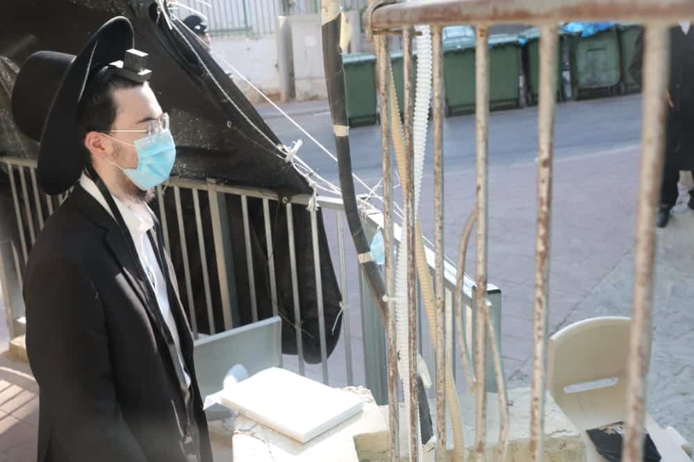 צפו: מניין מתפללים עבור ראש הישיבה שמשקיף מהחלון