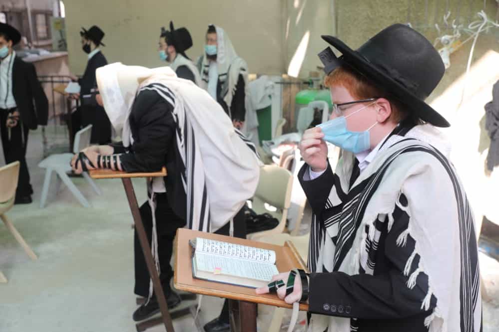 צפו: מניין מתפללים עבור ראש הישיבה שמשקיף מהחלון