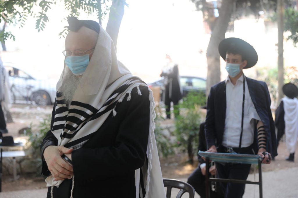 צפו: הגר"מ גריינמן שומע קריאת התורה בחצר ביתו צפו: הגר"מ גריינמן שומע קריאת התורה בחצר ביתו