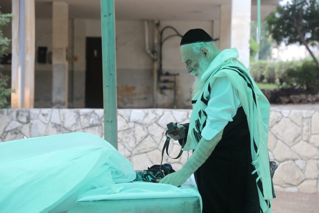 צפו: הגר"מ גריינמן שומע קריאת התורה בחצר ביתו צפו: הגר"מ גריינמן שומע קריאת התורה בחצר ביתו
