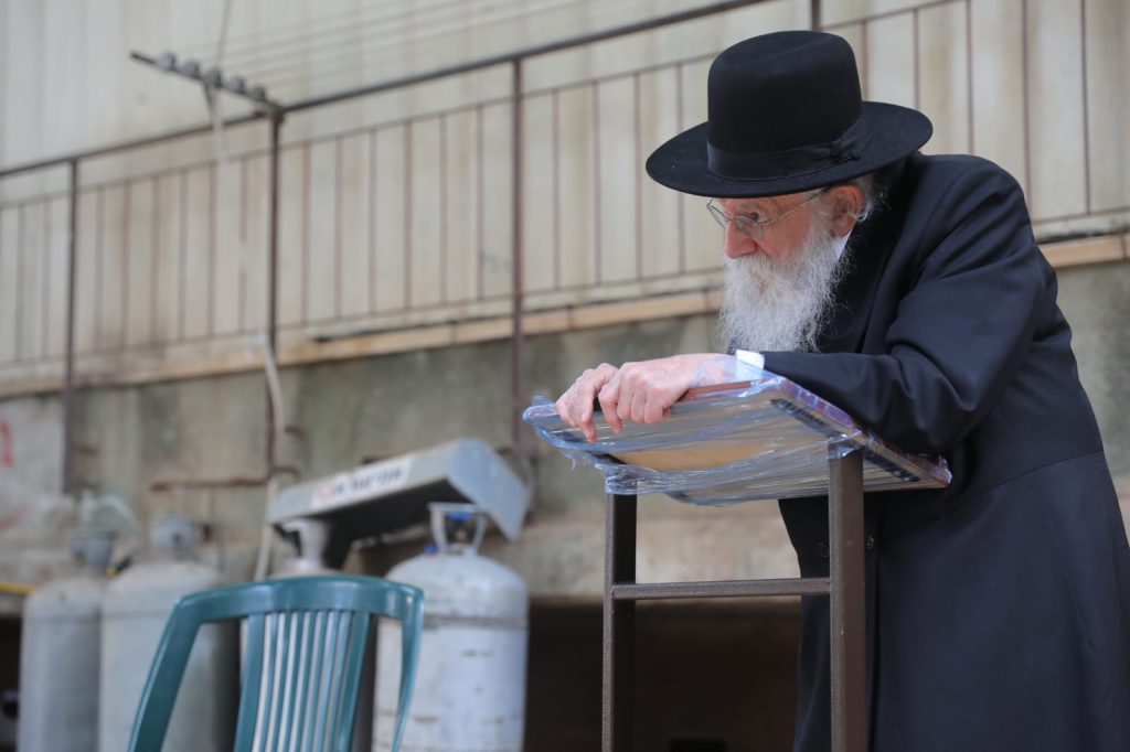 צפו: הגר"מ גריינמן שומע קריאת התורה בחצר ביתו צפו: הגר"מ גריינמן שומע קריאת התורה בחצר ביתו